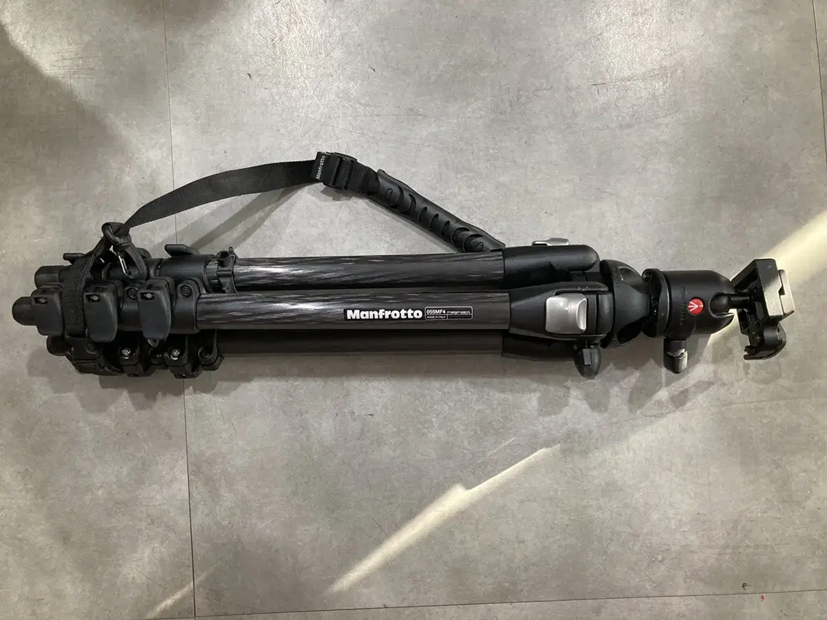 맨프로토 Manfrotto 055MF4 삼각대.